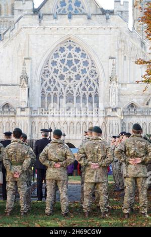 Exeter, Großbritannien, 14. November 2021: Am Gedenktag fand vor der Kathedrale von Exeter ein Kranzniederlegung statt. Der Gottesdienst, der vom Bischof von Crediton geleitet wurde, beinhaltete Gebete für diejenigen, die im Dienst des Landes gestorben sind, und auch für diejenigen, die noch immer vom Krieg betroffen sind. Anna Watson/Alamy Live News Stockfoto