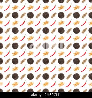 Nahtloses Gewürzmuster mit roten Chilischoten, Haufen schwarzen Pfeffers, Bockshornklee, Kreuzkümmel (Jeera) auf weißem Hintergrund. Seitenverhältnis 1:1. Köstliche Speisen Stockfoto