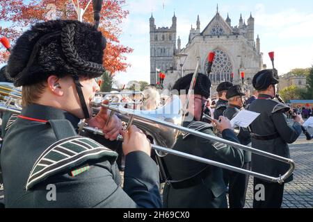 Exeter, Großbritannien, 14. November 2021: Am Gedenktag fand vor der Kathedrale von Exeter ein Kranzniederlegung statt. Der Gottesdienst, der vom Bischof von Crediton geleitet wurde, beinhaltete Gebete für diejenigen, die im Dienst des Landes gestorben sind, und auch für diejenigen, die noch immer vom Krieg betroffen sind. Anna Watson/Alamy Live News Stockfoto