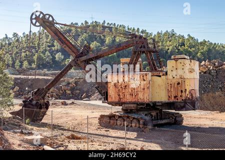 Alter und rostiger Minenbagger Stockfoto