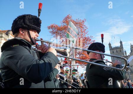 Exeter, Großbritannien, 14. November 2021: Am Gedenktag fand vor der Kathedrale von Exeter ein Kranzniederlegung statt. Der Gottesdienst, der vom Bischof von Crediton geleitet wurde, beinhaltete Gebete für diejenigen, die im Dienst des Landes gestorben sind, und auch für diejenigen, die noch immer vom Krieg betroffen sind. Anna Watson/Alamy Live News Stockfoto