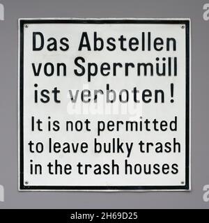 Schild mit der Aufschrift Es ist nicht erlaubt, sperrigen Müll in den Müllhäusern zu lassen (das Abstellen von Sperrmüll ist verboten) Stockfoto