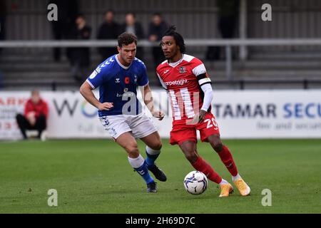 EXETER, GBR. 13. NOVEMBER: Harrison McGahey von Oldham Athletic tuselt mit Jevani Brown von Exeter City während des Sky Bet League 2-Spiels zwischen Exeter City und Oldham Athletic am Samstag, den 13. November 2021 im St James' Park, Exeter. (Kredit: Eddie Garvey | MI News) Stockfoto