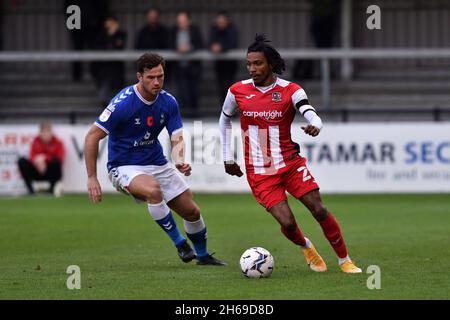 EXETER, GBR. 13. NOVEMBER: Harrison McGahey von Oldham Athletic tuselt mit Jevani Brown von Exeter City während des Sky Bet League 2-Spiels zwischen Exeter City und Oldham Athletic am Samstag, den 13. November 2021 im St James' Park, Exeter. (Kredit: Eddie Garvey | MI News) Stockfoto