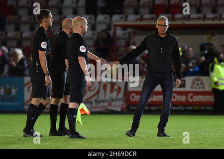 EXETER, GBR. 13. NOVEMBER Keith Curle (Manager) von Oldham Athletic während des Sky Bet League 2-Spiels zwischen Exeter City und Oldham Athletic am Samstag, den 13. November 2021 im St James' Park, Exeter. (Kredit: Eddie Garvey | MI News) Stockfoto