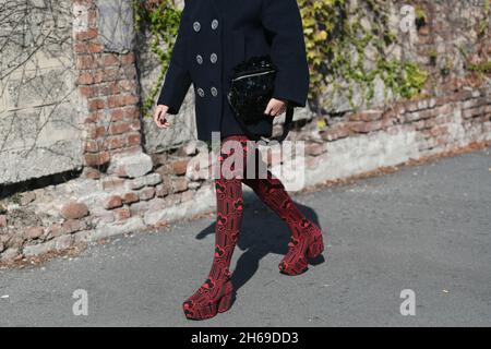 Mailand, Italien - 24. September 2021: Streetstyle-Outfit, modische Frau im Prada-Outfit auf den Straßen von Mailand, Italien. Stockfoto