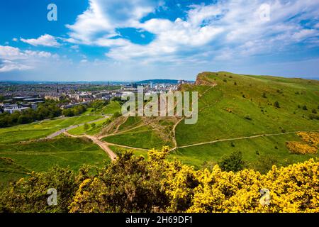 Stadtbild von Edinburgh von Arthur's Seat an einem schönen Sommertag, Schottland, Großbritannien Stockfoto