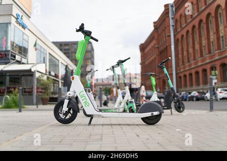 Geparkter E-Scooter der Lime-Gruppe in der Berliner Innenstadt Stockfoto