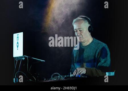 Bergamo Italien 12. November 2021 Max Casacci Live dj Set Piazzale degli Alpini Bergamo1000 Winterrevolution © Andrea Ripamonti / Alamy Stockfoto