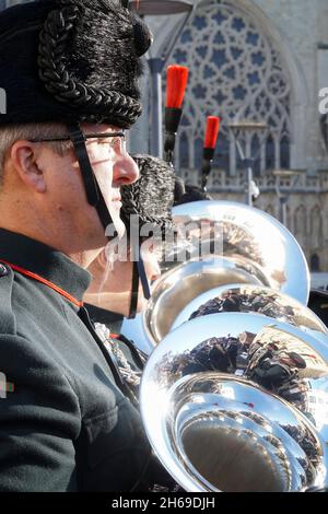 Exeter, Großbritannien, 14. November 2021: Am Gedenktag fand vor der Kathedrale von Exeter ein Kranzniederlegung statt. Der Gottesdienst, der vom Bischof von Crediton geleitet wurde, beinhaltete Gebete für diejenigen, die im Dienst des Landes gestorben sind, und auch für diejenigen, die noch immer vom Krieg betroffen sind. Anna Watson/Alamy Live News Stockfoto