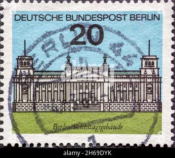 DEUTSCHLAND, Berlin - UM 1964: Eine Briefmarke aus Deutschland, Berlin zeigt das Reichstagsgebäude Stockfoto