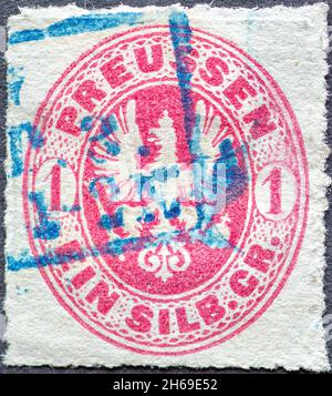 DEUTSCHLAND - UM 1861 eine Briefmarke zeigt aus rot das Wappen Preußens Preußischer Adler in oval mit Wert 1 Silbergroschen Stockfoto