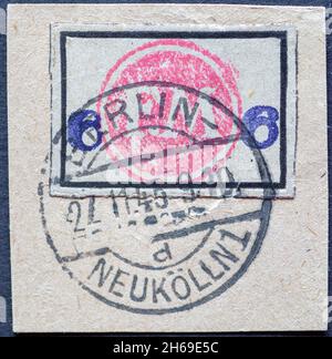 DEUTSCHLAND - UM 1945: Eine Briefmarke aus Deutschland. Temporäre Nachkriegs-Lokalausgabe Fredersdorf mit Briefmarke aus Berlin Neuköln Stockfoto