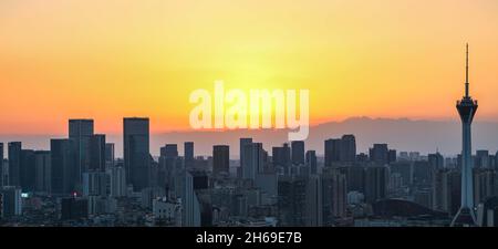 Die Skyline von Chengdu bei Sonnenuntergang, mit dem Fernsehturm von Chengdu und dem Berg Siguniang im Hintergrund, ist eine Mega-Stadt in China Stockfoto