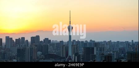 Mega Metropolis in China, Chengdu City, Chengdu Television dominiert die Skyline bei Sonnenuntergang Stockfoto