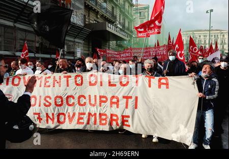 Linksextreme Frauen und Gewerkschaftsaktivisten demonstrieren am 13. November 2021 in Neapel, Italien, gegen Impfmandate für Arbeitnehmer und die Anforderungen an Green-Pass-Impfstoffe. Vor kurzem hat die italienische Regierung bei öffentlichen Demonstrationen geklammert, um die Proteste gegen das No Green Pass-Impfzertifikat zu zerschlagen. (Foto von Elisa Gestri/Sipa USA) Stockfoto