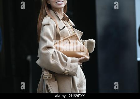 Mailand, Italien - 22. September 2021: Streetstyle-Outfit, modische Frau in Fendi-Kleidung, auf den Straßen von Mailand, Italien. Stockfoto