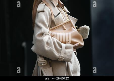 Mailand, Italien - 22. September 2021: Streetstyle-Outfit, modische Frau in Fendi-Kleidung, auf den Straßen von Mailand, Italien. Stockfoto