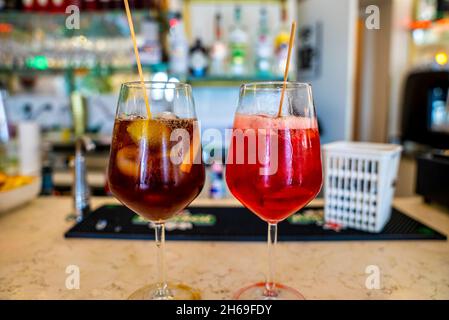 Nahaufnahme von alkoholischen Cocktailgetränken im Glas im Restaurant Stockfoto