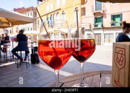 Alkoholische Cocktailgetränke im Glas am Restauranttisch im Freien Stockfoto