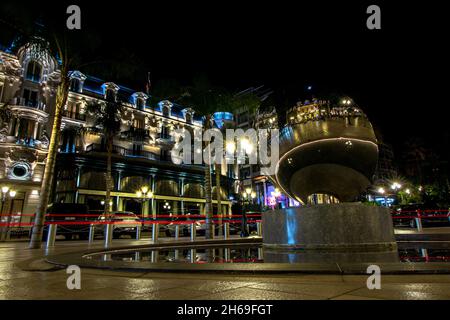 Das berühmte Monte Carlo Cafe de Paris neben dem Casino in Monaco bei Nacht Stockfoto