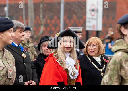 Brentwood, Großbritannien. November 2021. Brentwood Essex 14. Nov 2021 Gedenksonntagsparade, Brentwood Essex Stadträtin Frau Olivia Sanders, Bürgermeisterin von Brentwood Kredit: Ian Davidson/Alamy Live News Stockfoto