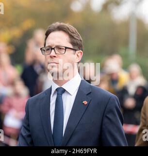 Brentwood, Großbritannien. November 2021. Brentwood Essex 14. Nov 2021 Gedenksonntagsparade, Brentwood Essex Alex Burghart MP, Bildungsminister, Credit: Ian Davidson/Alamy Live News Stockfoto