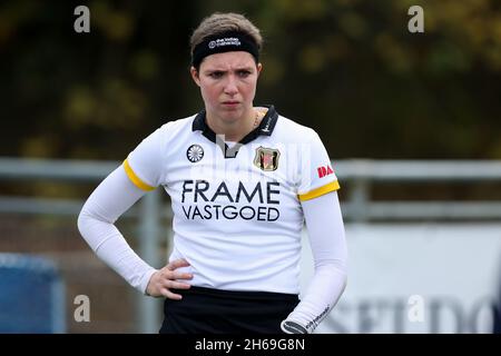 DEN HAAG, NIEDERLANDE - 14. NOVEMBER: Daphne Voormolen von Victoria während des Hoofdklasse-Spiels zwischen Klein Zwitserland D1 und Victoria D1 am HC Klein Zwitserland am 14. November 2021 in Den Haag, Niederlande (Foto: Hans van der Valk/Orange Picturs) Stockfoto