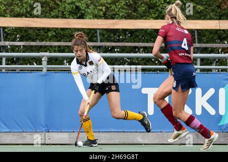 DEN HAAG, NIEDERLANDE - 14. NOVEMBER: Sabine van den Eijnden von Victoria Sabine van Silfhout von Klein Zwitserland während des Hoofdklasse-Spiels zwischen Klein Zwitserland D1 und Victoria D1 beim HC Klein Zwitserland am 14. November 2021 in Den Haag, Niederlande (Foto: Hans van der Valk/Orange Picturs) Stockfoto