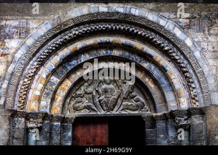 Die Templer, eine romanische Kirche im Dorf Luz Saint Sauver in den französischen Hautes Pyrenäen. Dekoration im Eingang der Kirche Saint Andre. Stockfoto