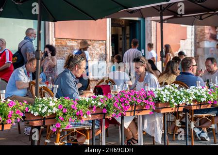 Reisende, die im Straßenrestaurant unter freiem Himmel essen und trinken Stockfoto