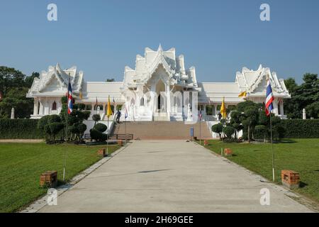 Lumbini, Nepal - November 2021: Besucher des Königlich Thailändisch-Buddhistischen Klosters in Lumbini am 11. November 2021 in Terai, Nepal. Stockfoto