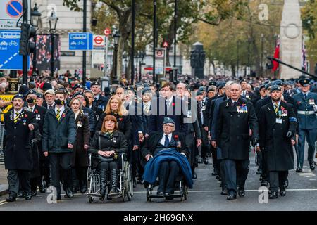 London, Großbritannien. November 2021. Veteranen marschieren nach der Mohnverlegungszeremonie - Gedenkfeiertag und Parade im Cenotaph vorbei. Kredit: Guy Bell/Alamy Live Nachrichten Stockfoto