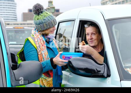 London, Großbritannien. November 2021. Dreihundert moderne und alte schwarze Taxis fahren am Remembrance Sunday auf der Länge der Westminster Bridge, um am jährlichen „Poppy Cabs“-Service teilzunehmen, der Veteranen kostenlose Fahrten zum Cenotaph-Gedenkgottesdienst in der Hauptstadt bietet. Schwarze Taxifahrer und Autoethnografen sind aus ganz London und dem Südosten angereist, um an einem seit 2009 laufenden Programm teilzunehmen. Kredit: Elfte Stunde Fotografie/Alamy Live Nachrichten Stockfoto