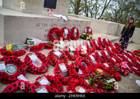 Southend on Sea, Essex, Großbritannien. November 2021. Am Southend Cenotaph fand ein Gedenksonntag statt, bei dem eine Reihe von Kränzen auf das Kriegsdenkmal gelegt wurden Stockfoto