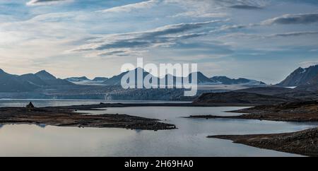 Zeltlager vor einem Gletscher in der Nähe von Longyearbyen, Svalbard, Norwegen Stockfoto