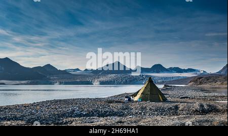 Camping-Zelte in Svalbard an der Gletscherfrontzunge, Svalbard Stockfoto