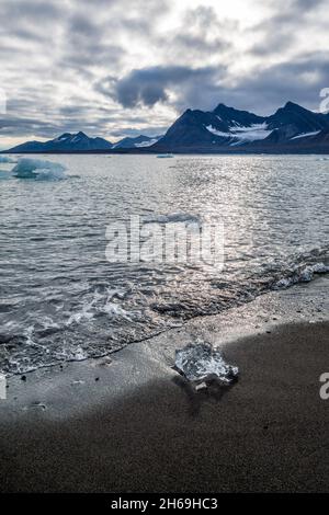 Kleine Eisberge vor einem Gletscher, Svalbard Stockfoto