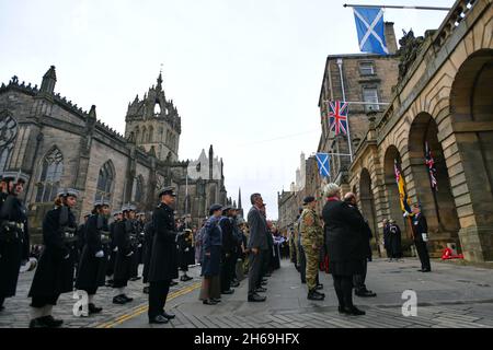 Edinburgh, Schottland, Großbritannien. November 2021. Edinburgh Schottland, Großbritannien November 14 2021. Der Gedenksonntag findet am war Memorial vor den Edinburgh City Chambers statt. Kredit: SST/Alamy Live Nachrichten Stockfoto