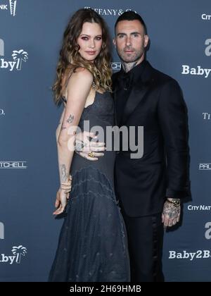 WEST HOLLYWOOD, LOS ANGELES, KALIFORNIEN, USA - 13. NOVEMBER: Model Behati Prinsloo und Ehemann/Sänger Adam Levine kommen zur Baby2Baby 10-Jahres-Gala 2021, die am 13. November 2021 im Pacific Design Center in West Hollywood, Los Angeles, Kalifornien, USA, stattfand. (Foto von Xavier Collin/Image Press Agency) Stockfoto