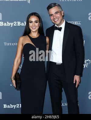 WEST HOLLYWOOD, LOS ANGELES, KALIFORNIEN, USA - 13. NOVEMBER: Die Schauspielerin Jessica Alba und ihr Mann/Produzent Cash Warren kommen zur Baby2Baby 10-Jahres-Gala 2021, die am 13. November 2021 im Pacific Design Center in West Hollywood, Los Angeles, Kalifornien, USA, stattfand. (Foto von Xavier Collin/Image Press Agency) Stockfoto