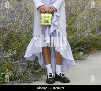 Mailand, Italien - 25. September 2021: Straßenkleidung, Frau in modischem Outfit auf den Straßen von Mailand, Italien. Stockfoto