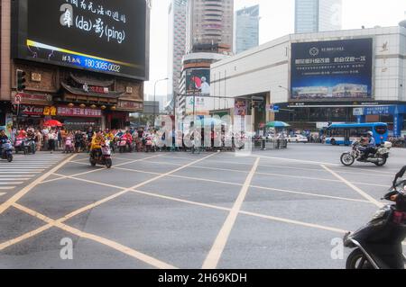 Chengdu, china. 27. Juni 2018. Ein Polizist auf einem Motorrad, der an einem bewölkten Tag in der Provinz sichuan die Straßen von chengdu china überwacht. Stockfoto