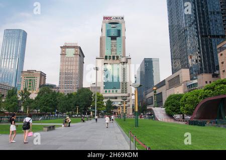 Chengdu, China. 27. Juni 2018. Am späten Nachmittag besuchten Chinesen den tianfu-Platz in der Stadt chengdu china. Stockfoto