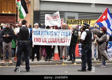 London, Großbritannien. 14. November 2021. Protest vor der kubanischen Botschaft in London. Demonstranten fordern von den USA, die Versuche zur Destabilisierung Kubas zu stoppen und ein Ende der US-Blockade zu fordern. Quelle: Andrea Domeniconi/Alamy Live News Stockfoto