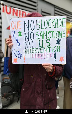 London, Großbritannien. 14. November 2021. Protest vor der kubanischen Botschaft in London. Demonstranten fordern von den USA, die Versuche zur Destabilisierung Kubas zu stoppen und ein Ende der US-Blockade zu fordern. Quelle: Andrea Domeniconi/Alamy Live News Stockfoto