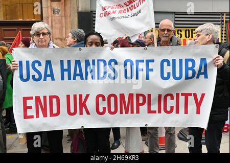 London, Großbritannien. 14. November 2021. Protest vor der kubanischen Botschaft in London. Demonstranten fordern von den USA, die Versuche zur Destabilisierung Kubas zu stoppen und ein Ende der US-Blockade zu fordern. Quelle: Andrea Domeniconi/Alamy Live News Stockfoto