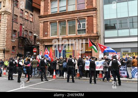 London, Großbritannien. 14. November 2021. Protest vor der kubanischen Botschaft in London. Demonstranten fordern von den USA, die Versuche zur Destabilisierung Kubas zu stoppen und ein Ende der US-Blockade zu fordern. Quelle: Andrea Domeniconi/Alamy Live News Stockfoto