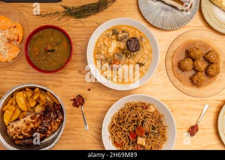 Set von Gerichten und Tapas aus spanischer Küche mit Fabada, gebratenem Huhn, mit Kabeljau gefüllten Piquillo-Paprika, Albondigas in Sauce, geschmorte Linsen Stockfoto