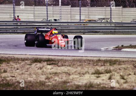 Imola, 1986: Tests der Formel 1 auf dem Imola Circuit. Michele Alboreto im Einsatz auf dem Ferrari F1/86. Stockfoto